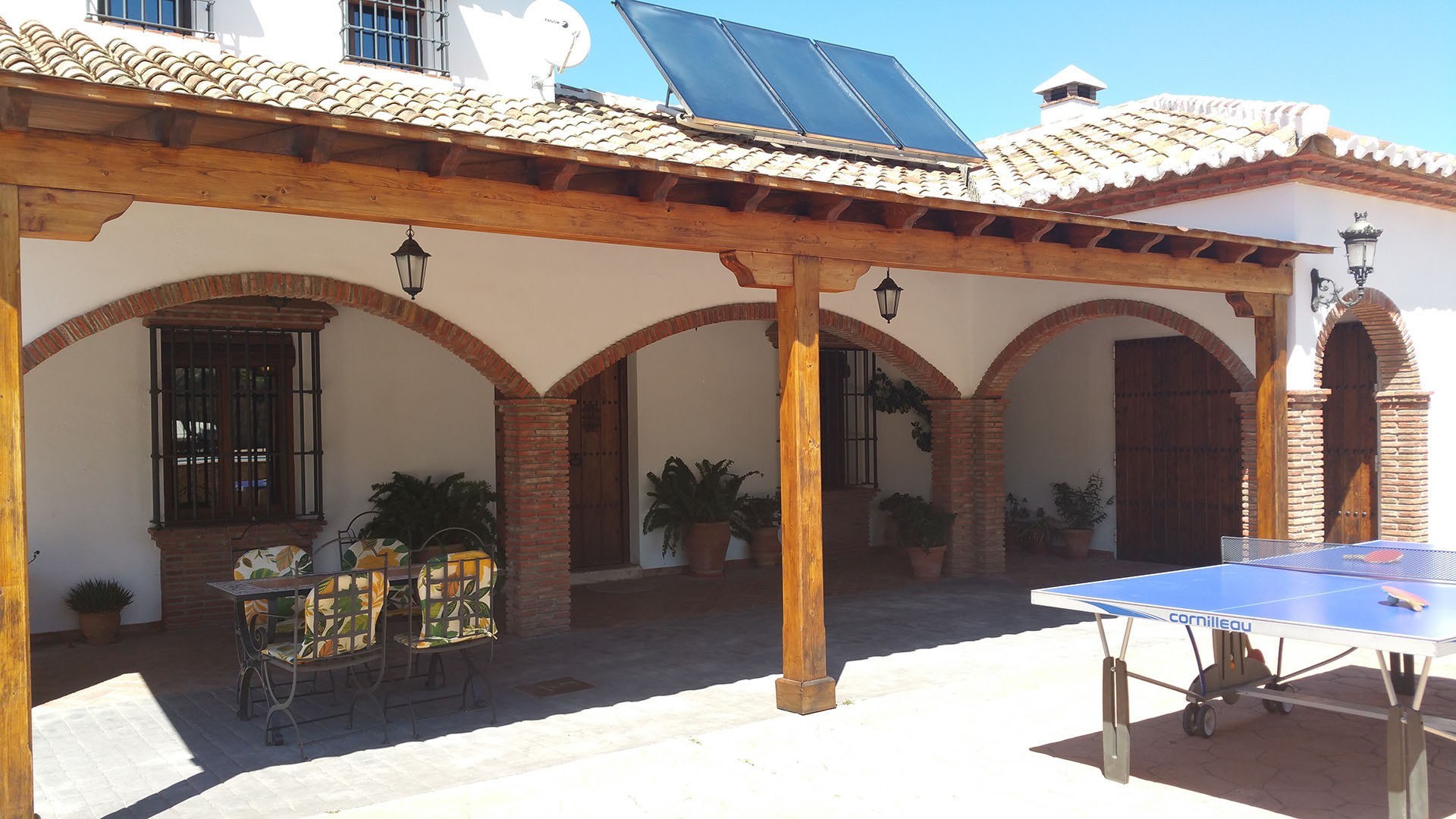 Fachada y porche de Mansión Piedras Blancas