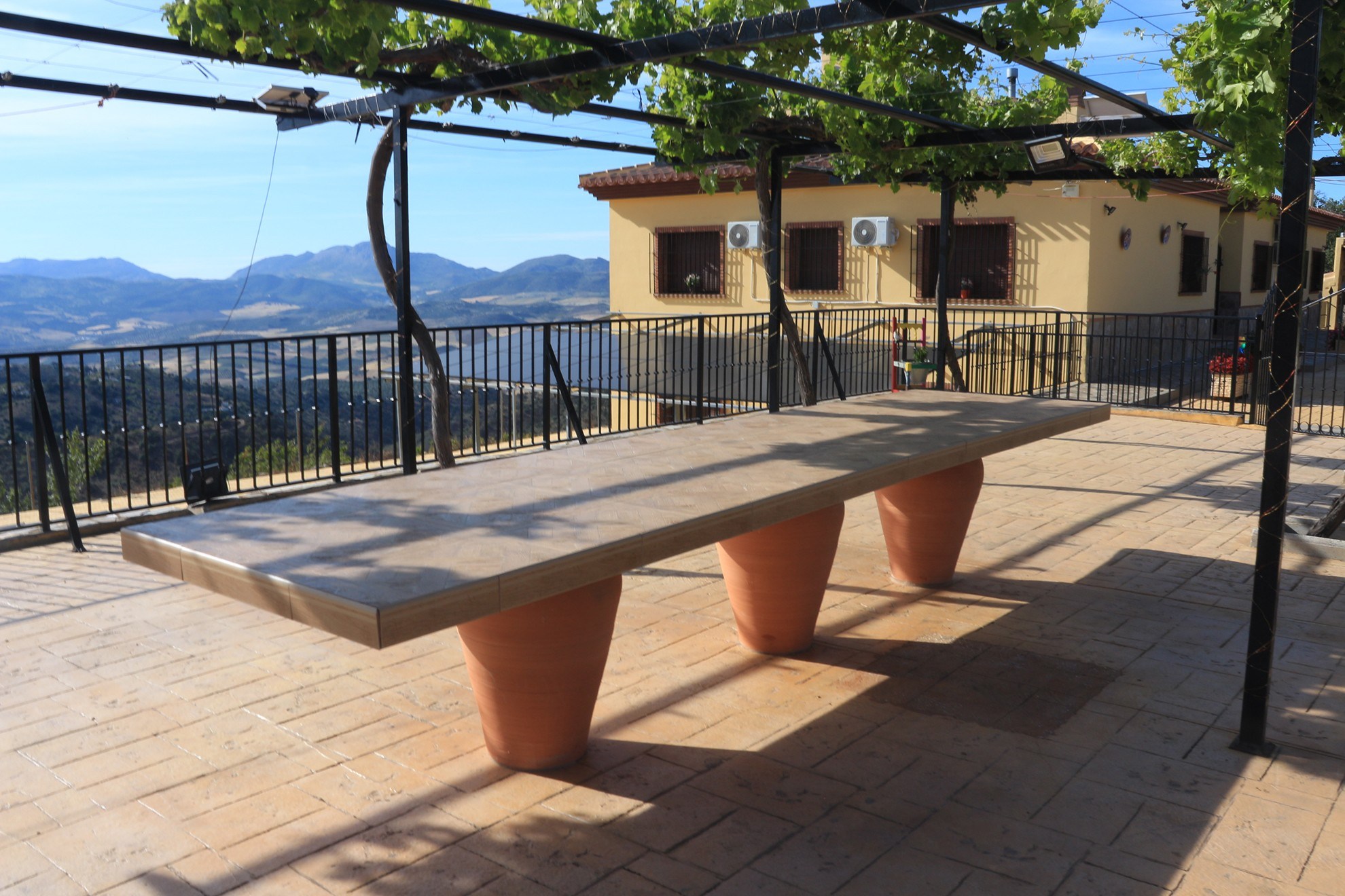 Mesa exterior con vistas de Mirador de los Palomos