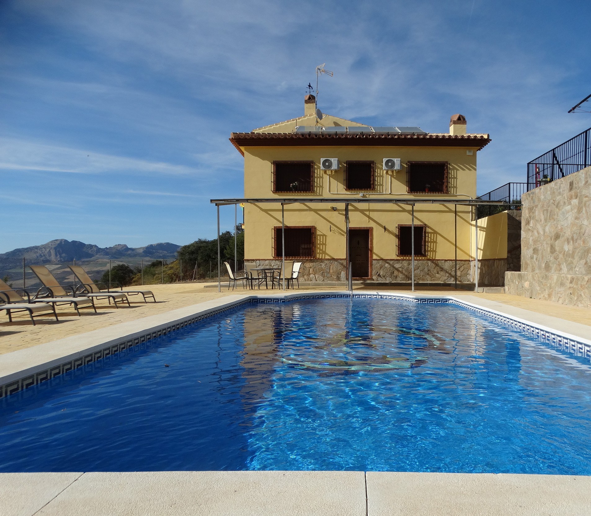 Piscina y casa de Mirador de los Palomos