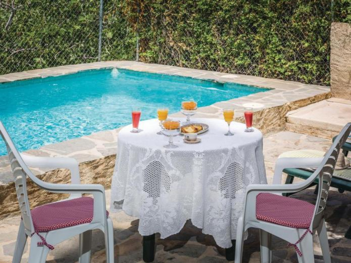 Mesa junto a la piscina de Paraje El Saltadero