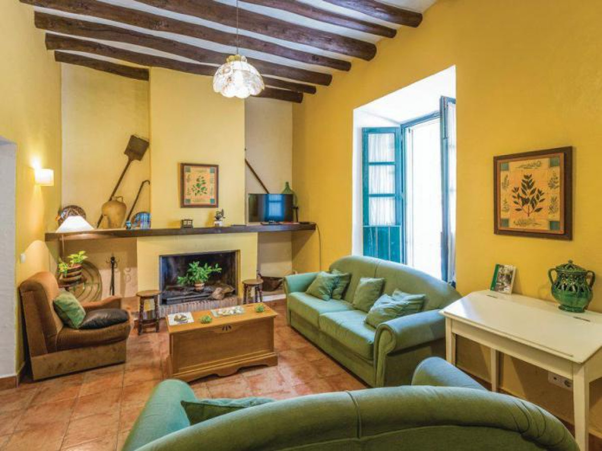 Salón con chimenea de Paraje El Saltadero