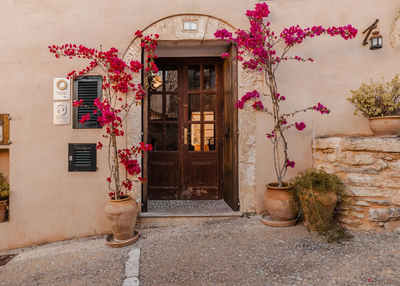 Entrada con flores de Can Bagot