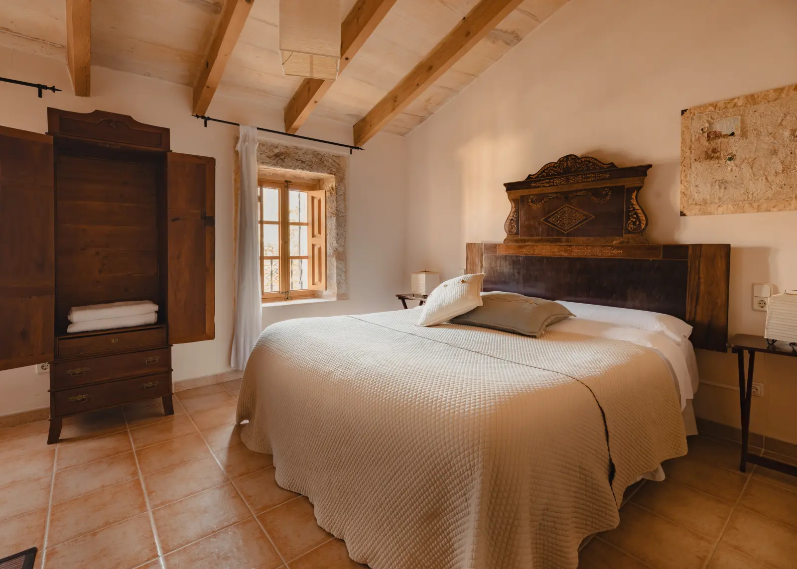 Habitación de Can Bagot con vigas de madera