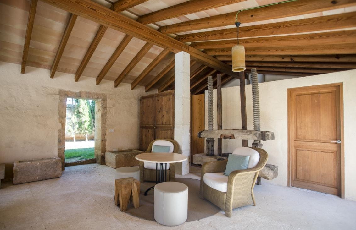 Salón bajo vigas de madera