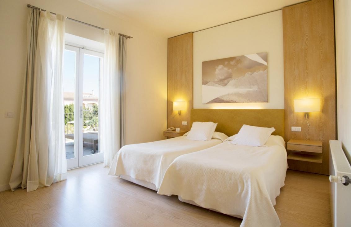 Habitación luminosa del hotel
