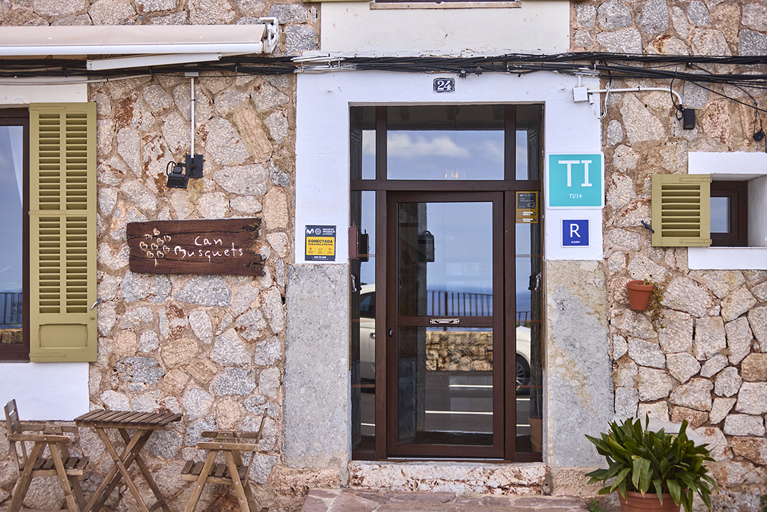 Entrada del hotel Can Busquets