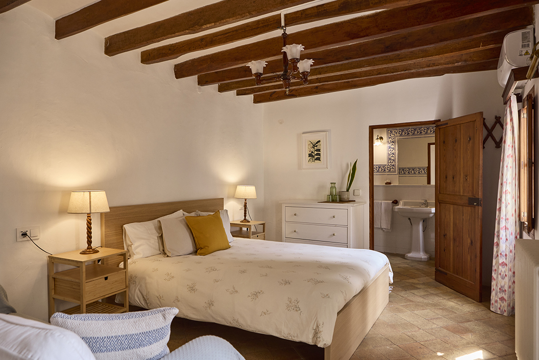 Dormitorio con baño