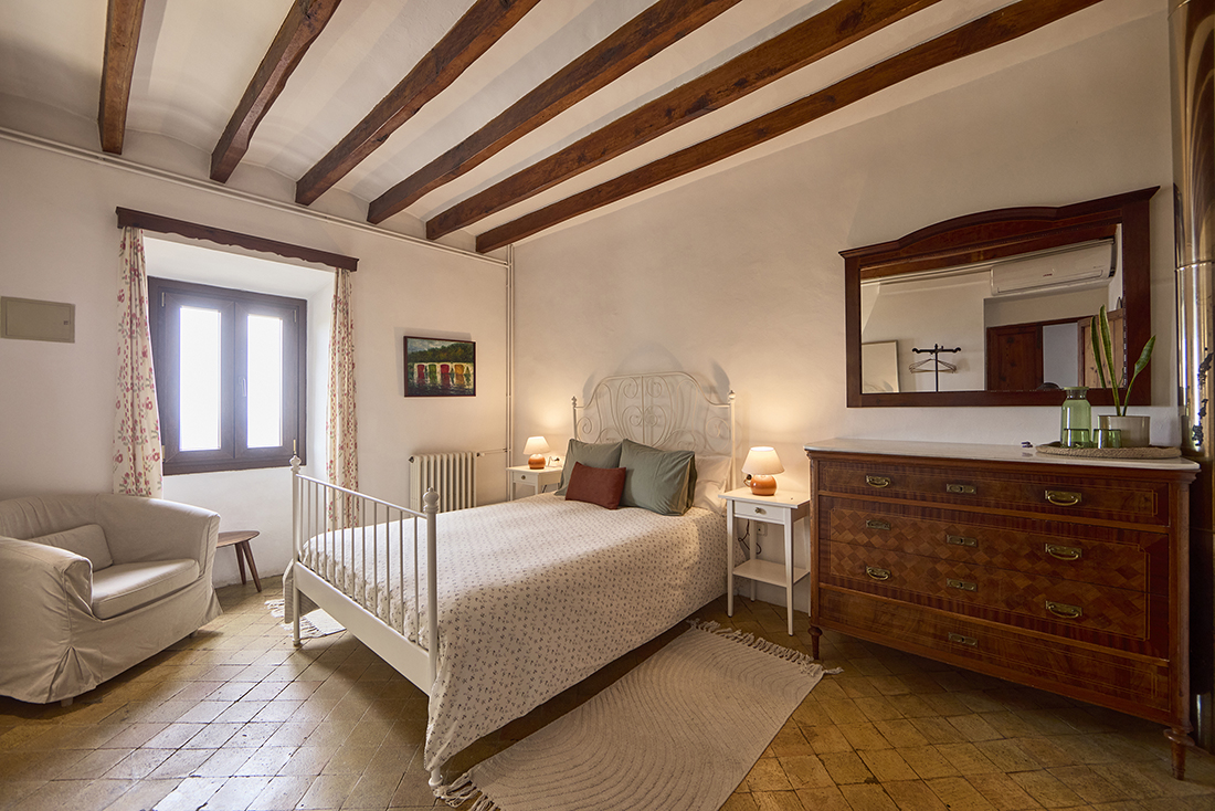 Dormitorio bajo vigas de madera