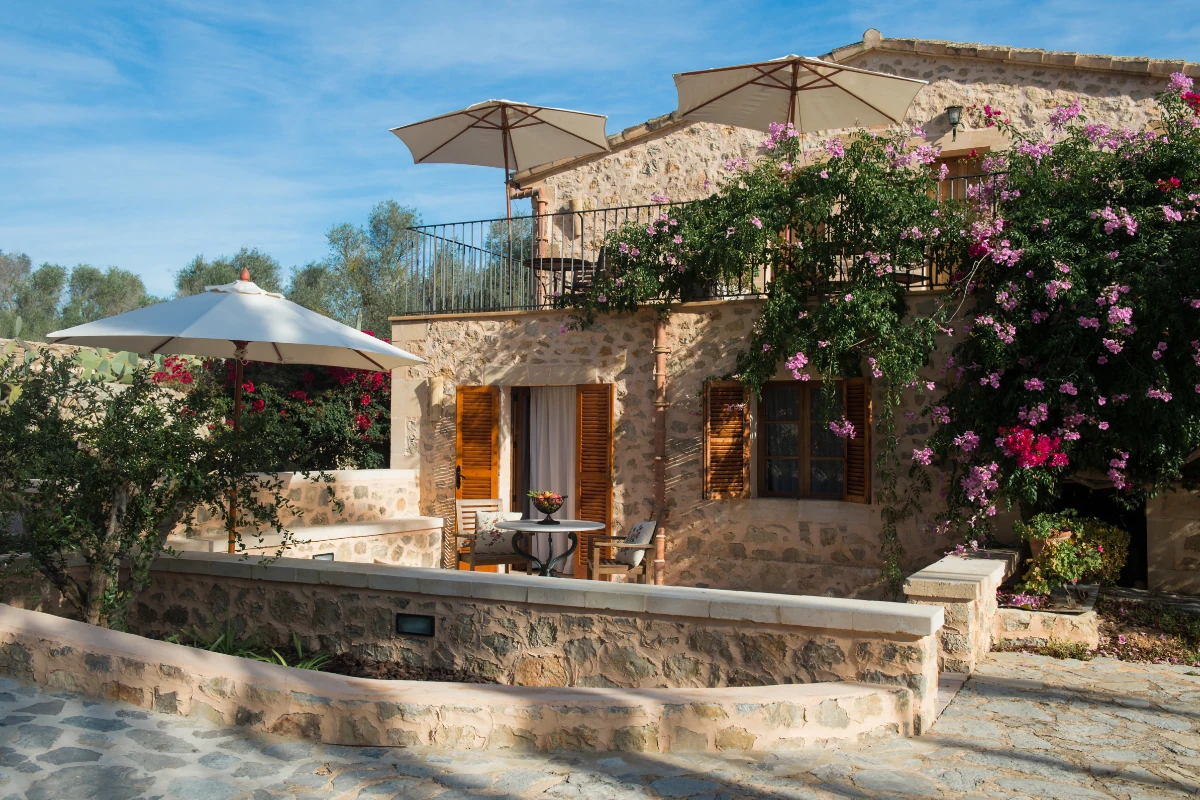 Fachada y jardines de Can Feliu