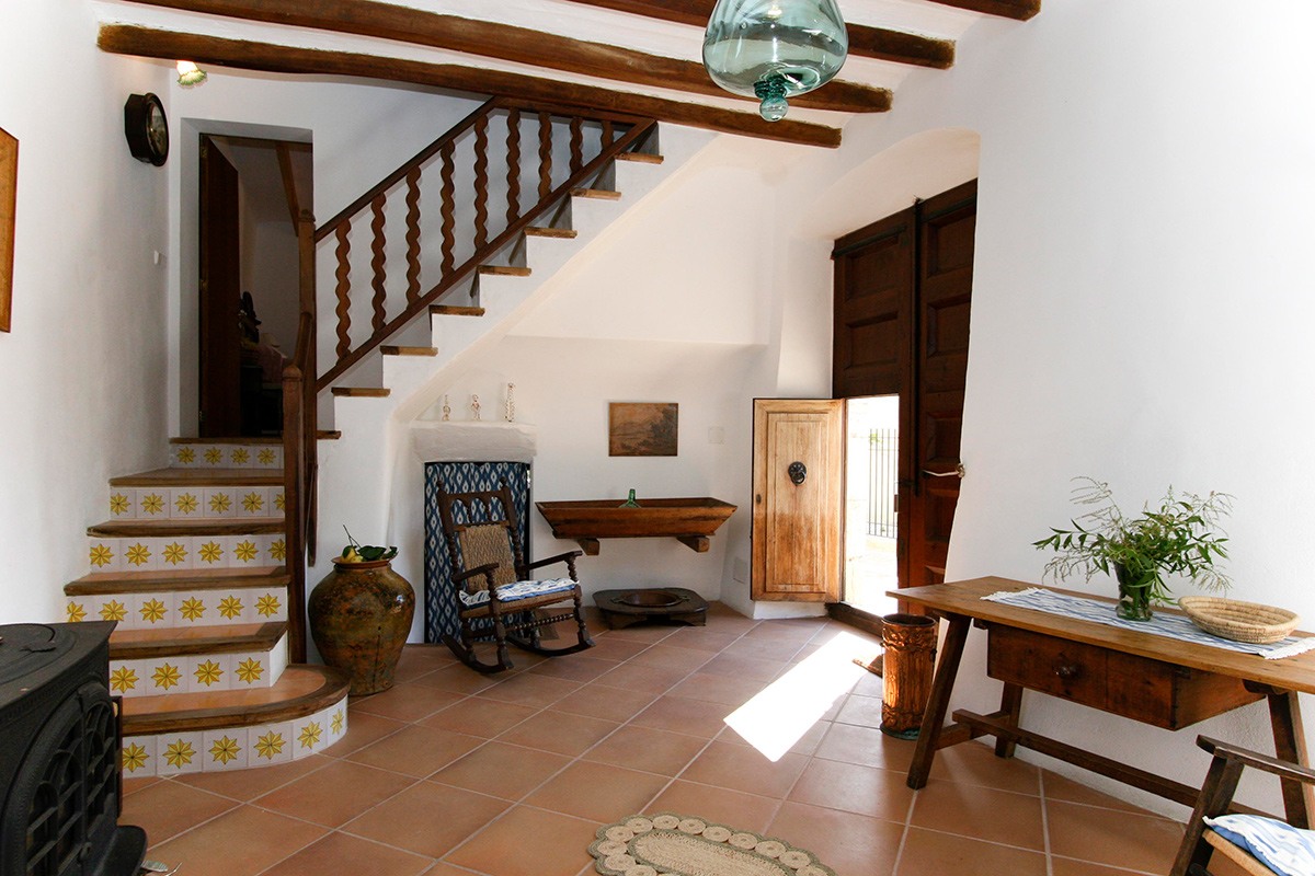 Entrada y escalera de la casa Can Ferru