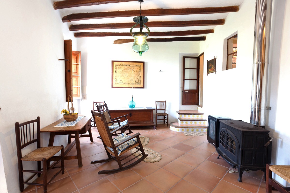 Sala de estar con estufa de Can Ferru
