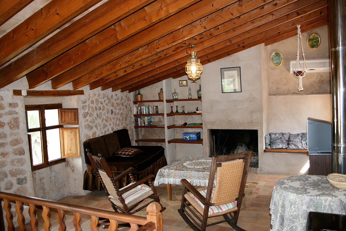 Sala de estar bajo vigas de madera de Can Ferru