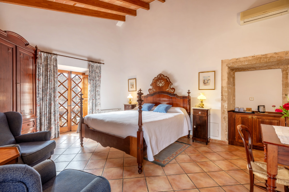 Habitación de Can Tem con vigas de madera