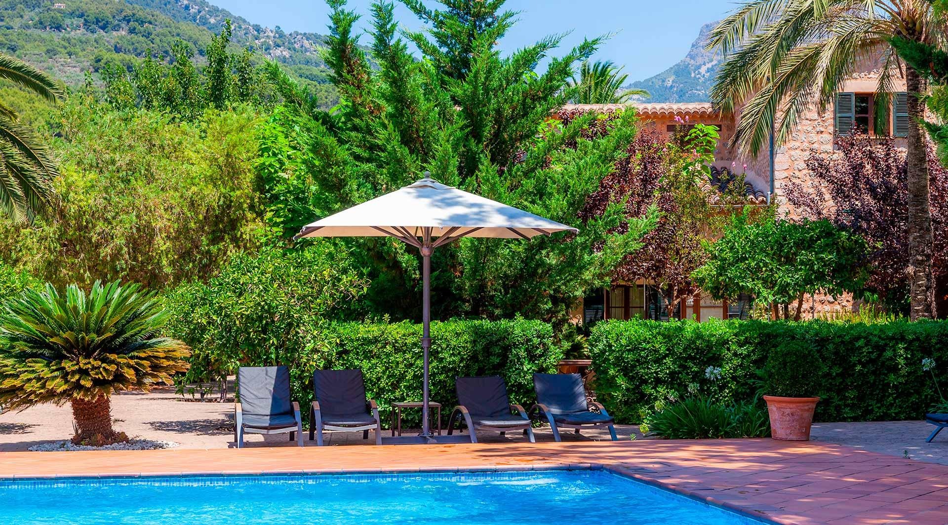 Piscina y jardines de Ca’s Curial