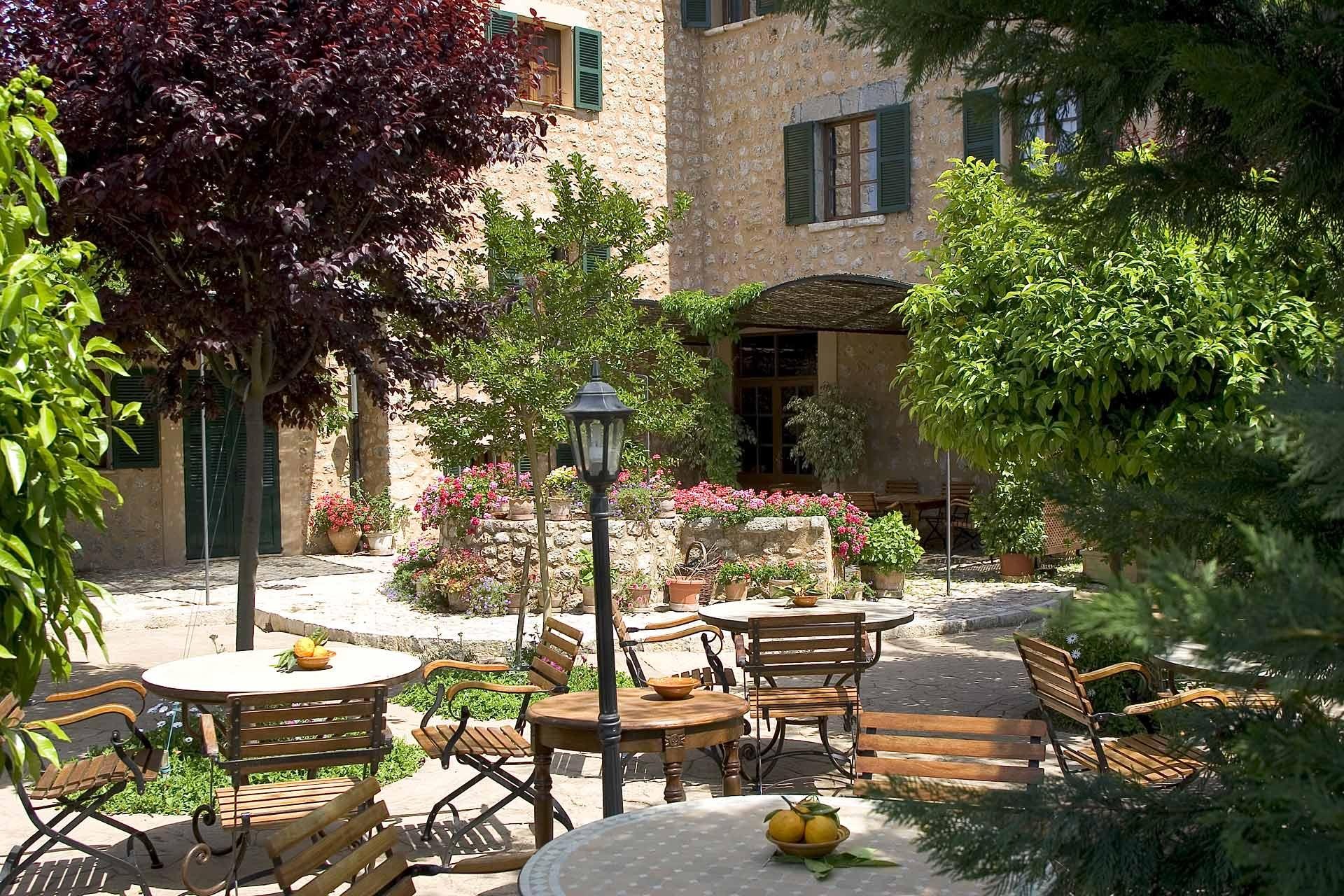 Terraza ajardinada del hotel