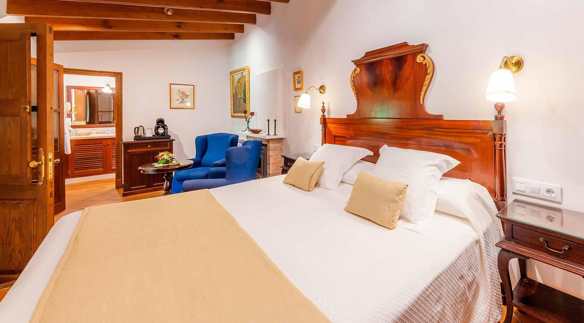 Dormitorio con vigas vistas