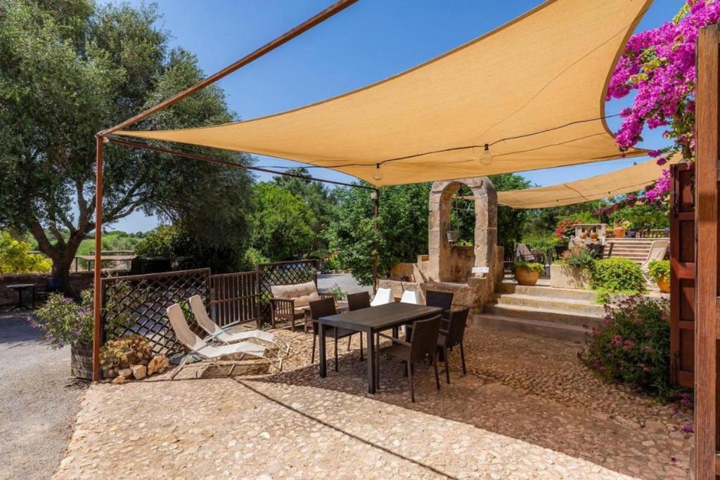 Terraza con sombra de Es Rafalet