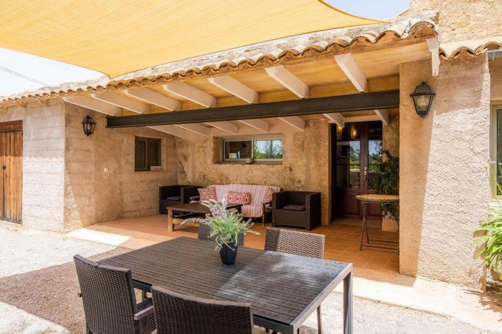 Porche y piscina de Es Rafalet