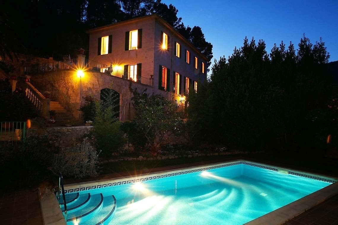 Finca Sa Màniga iluminada junto a la piscina