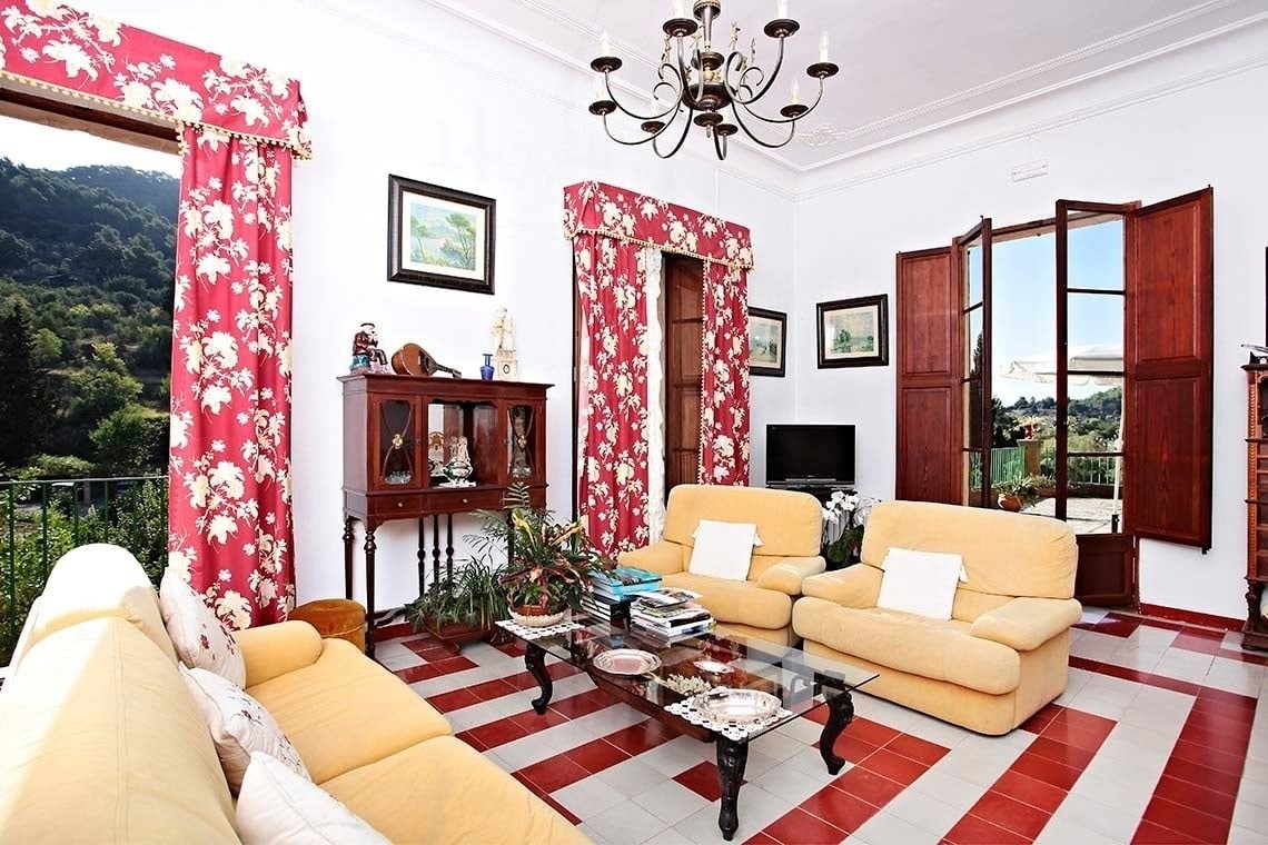Salón de la finca con sofás amarillos