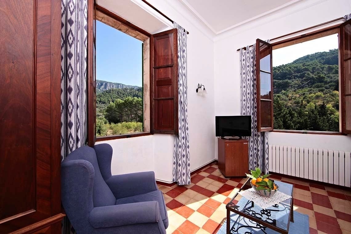 Sala de estar con ventana al jardín