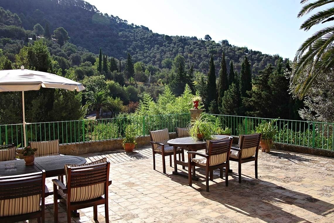 Terraza exterior con vistas a la finca