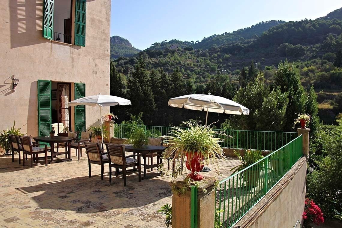 Terraza con sombrillas de Sa Màniga