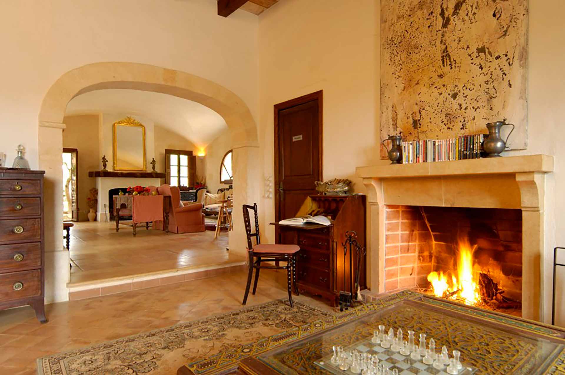 Salón con chimenea de El Encinar