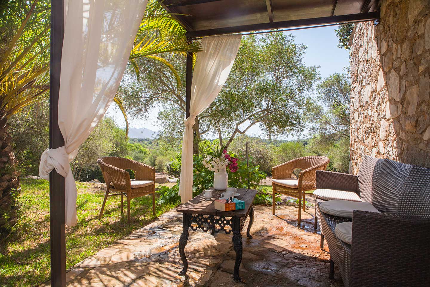 Terraza privada con vistas al jardín de El Encinar