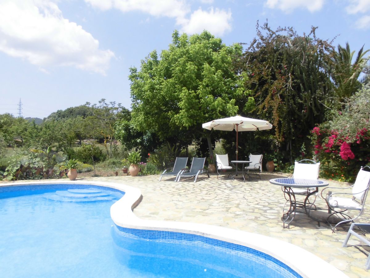 Piscina y jardín de Na Set Centes