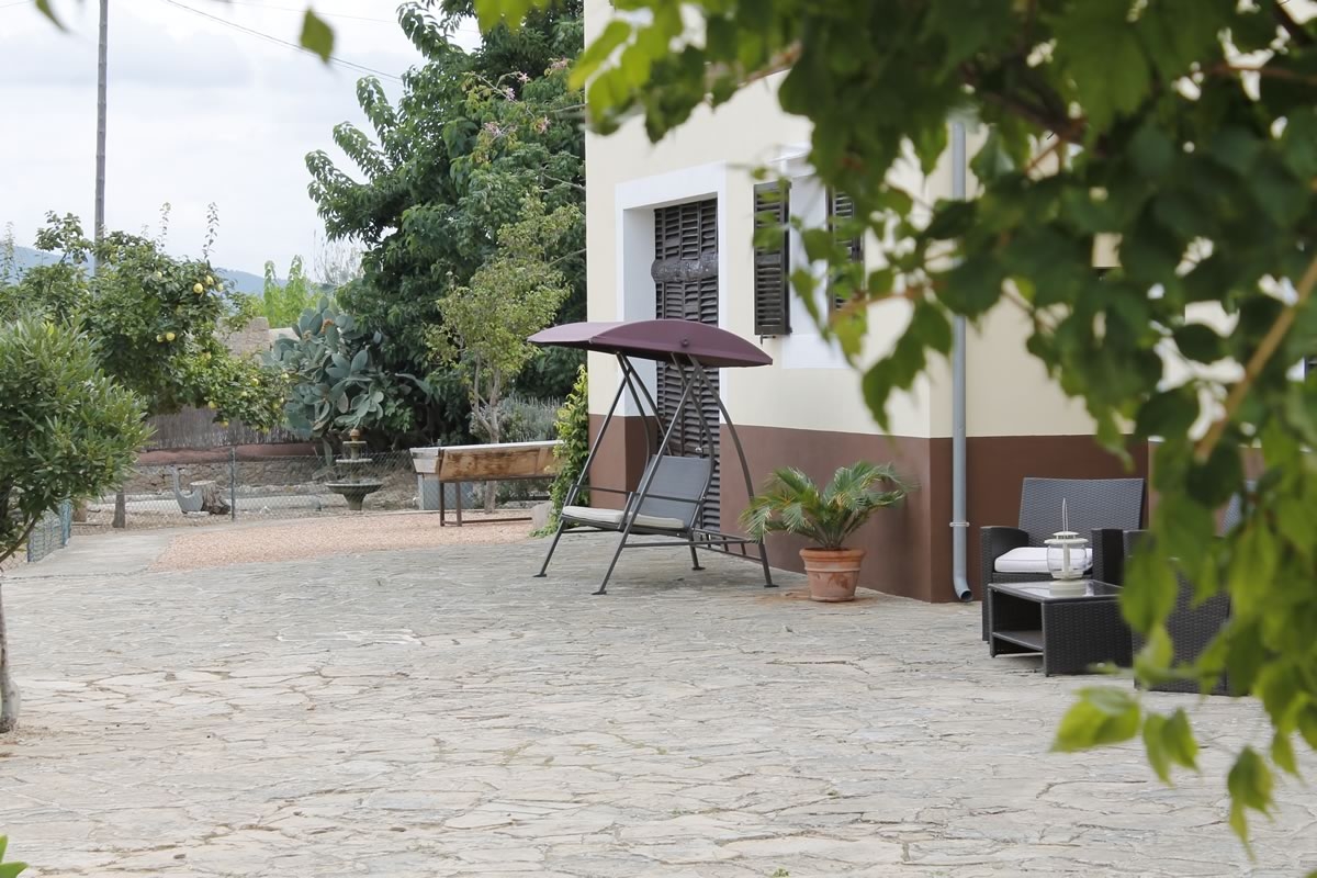 Edificio rural y patio de LoftOtel Canet