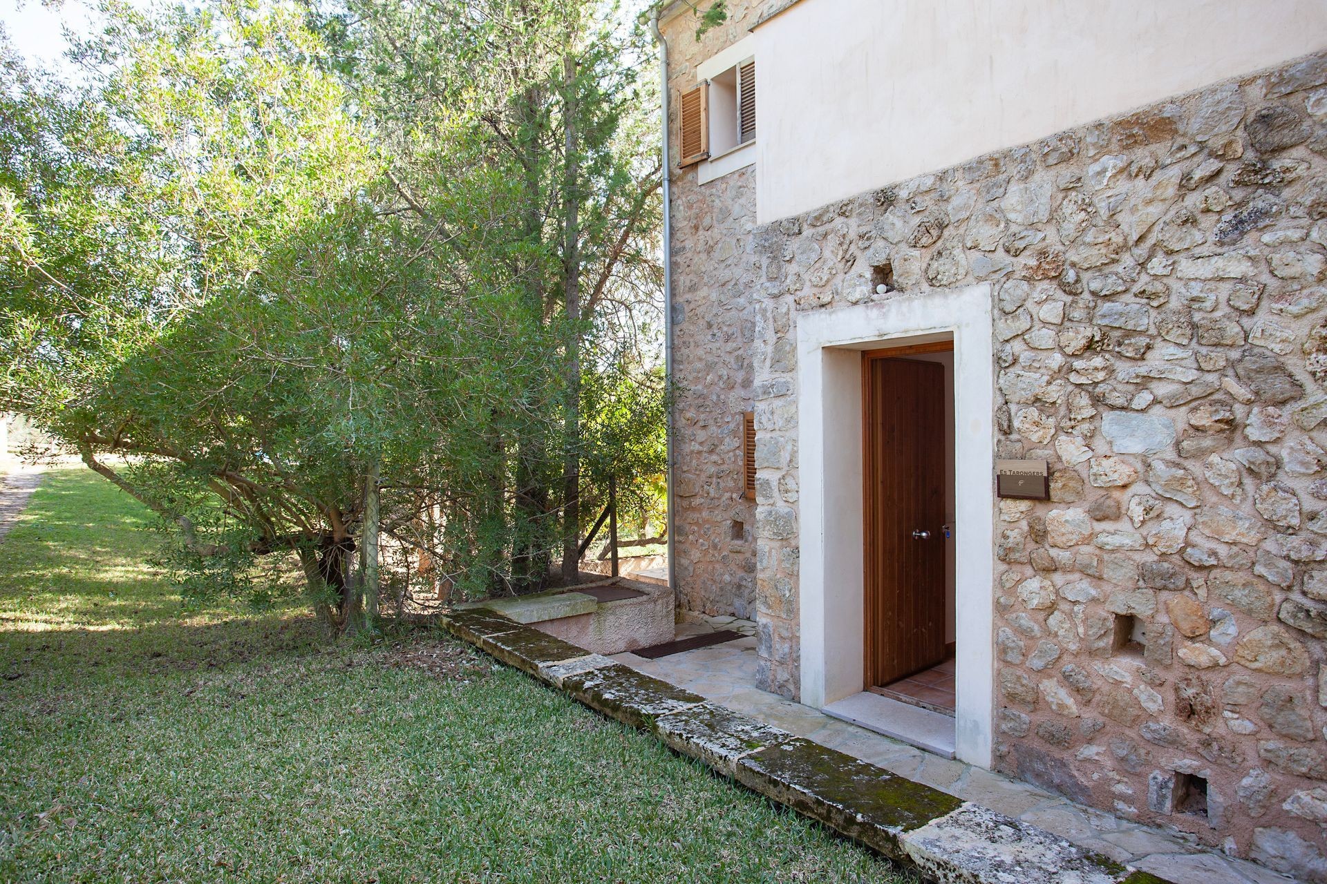 Jardín y fachada de la finca