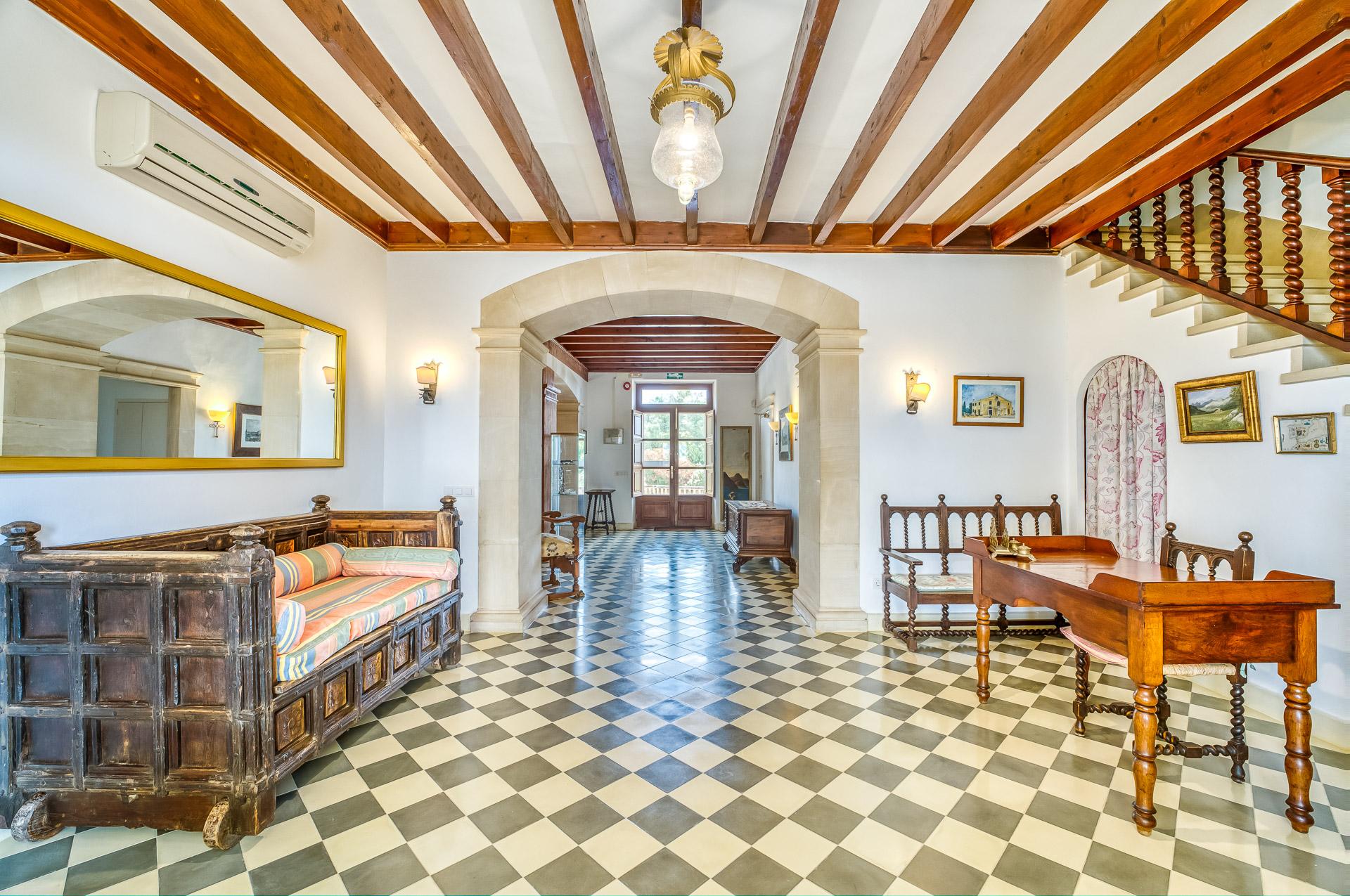 Salones de la casa principal de Sa Capella