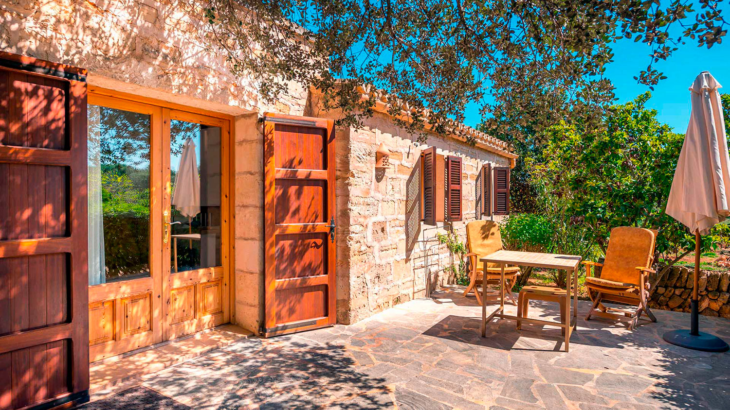 Fachada de piedra y terraza de Sa Carrotja