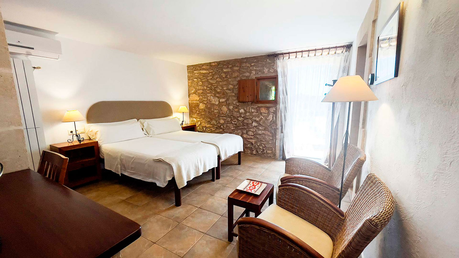 Dormitorio con detalles de piedra