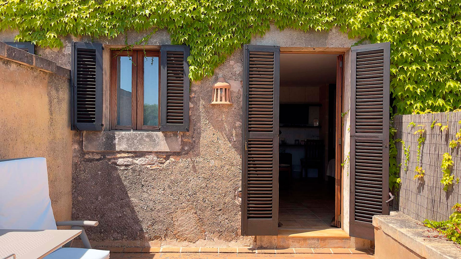 Acceso a la habitación desde el jardín