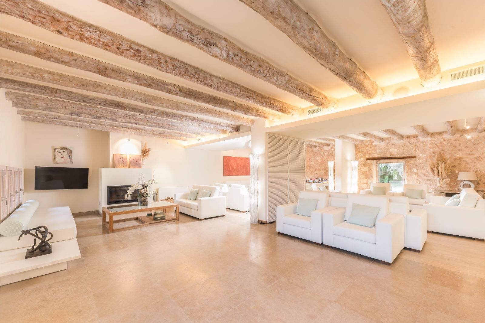 Salón con vigas de madera de Sa Franquesa Nova