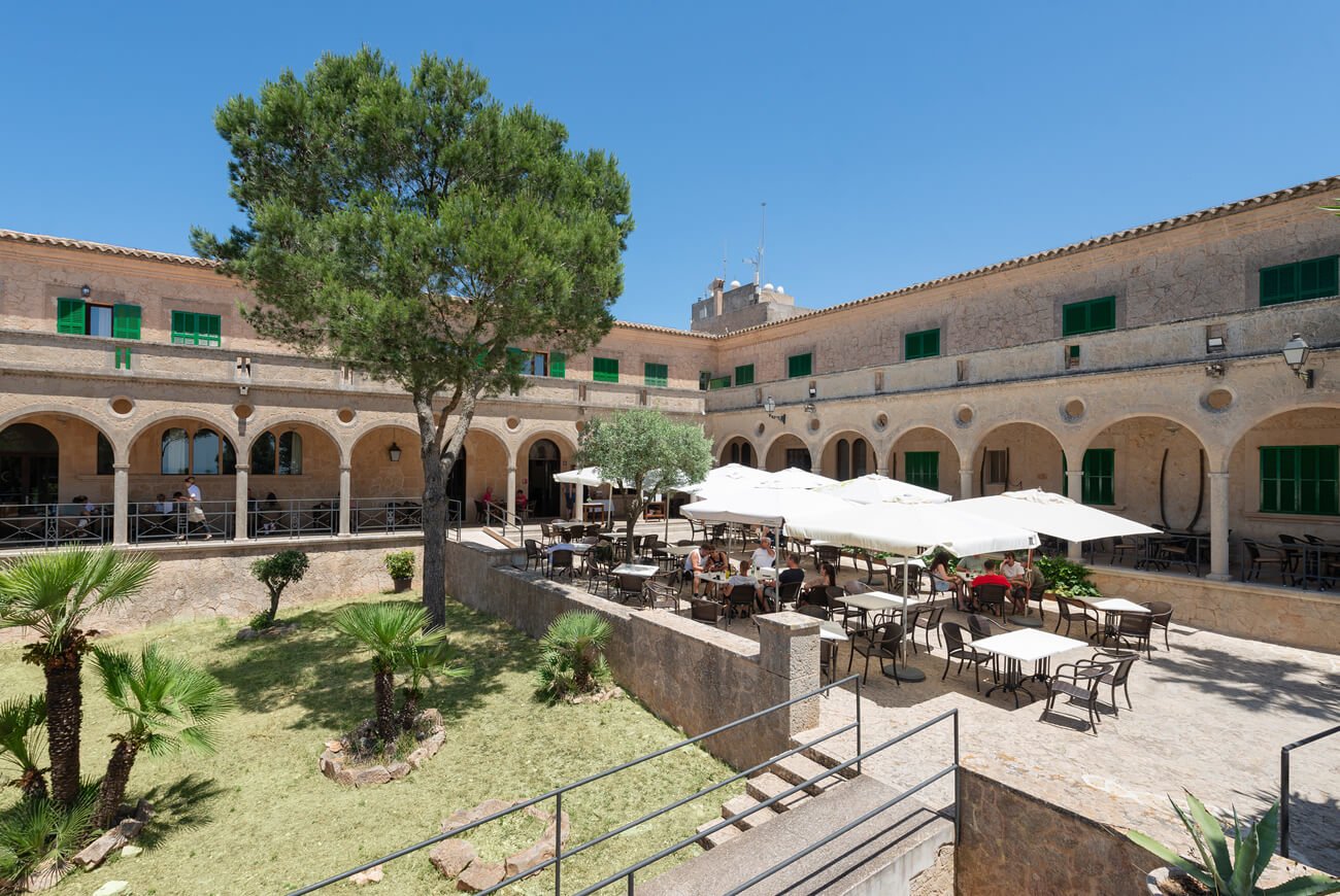 Patio del Santuari de Cura