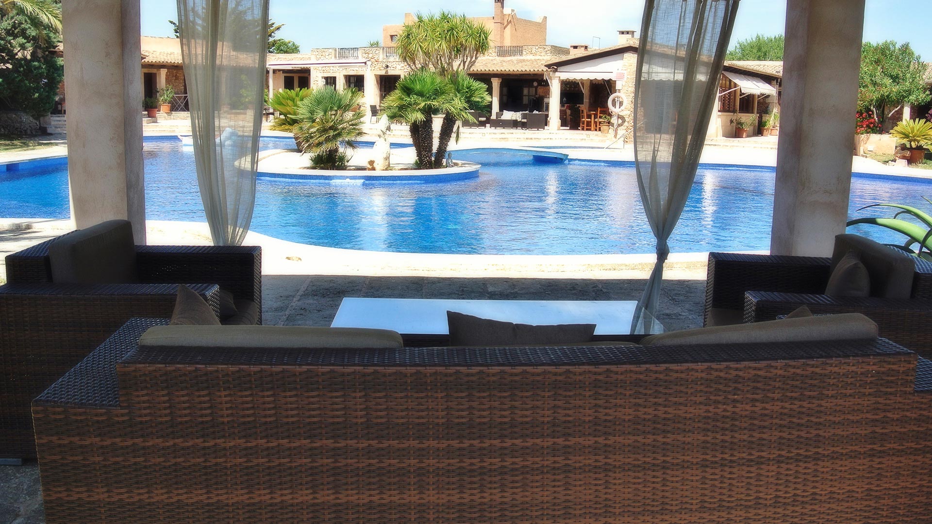 Salón con vistas a la piscina