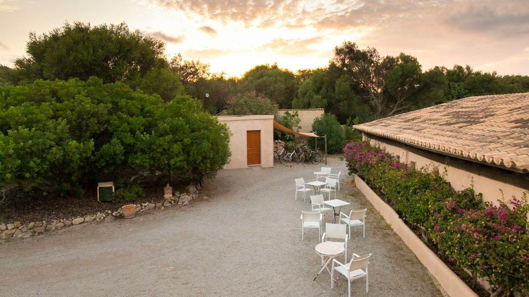 Patio exterior de s’Horta al atardecer