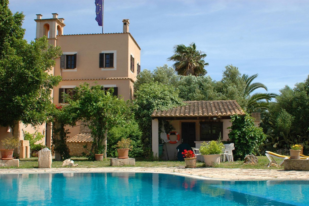 Finca Son Bauló y piscina en Lloret de Vistalegre