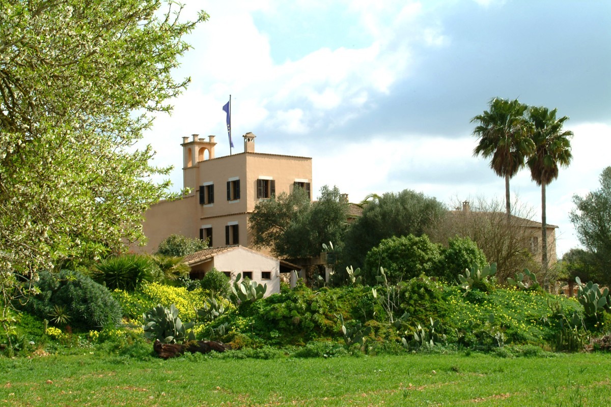Jardín y edificio de Son Bauló