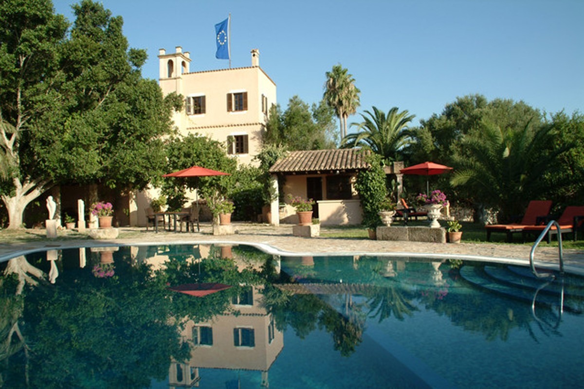 Vista de la piscina y la finca Son Bauló
