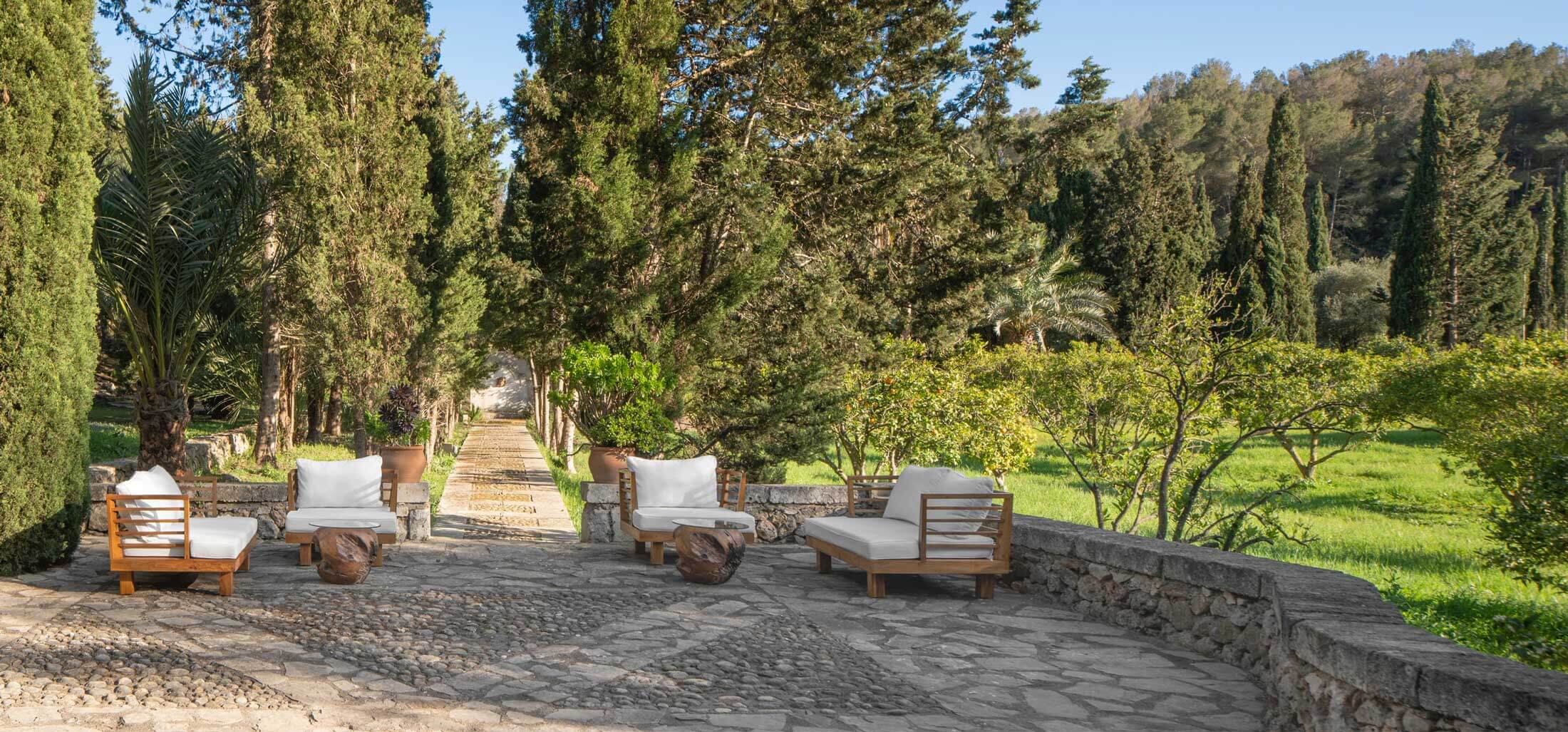Zona de descanso entre los jardines