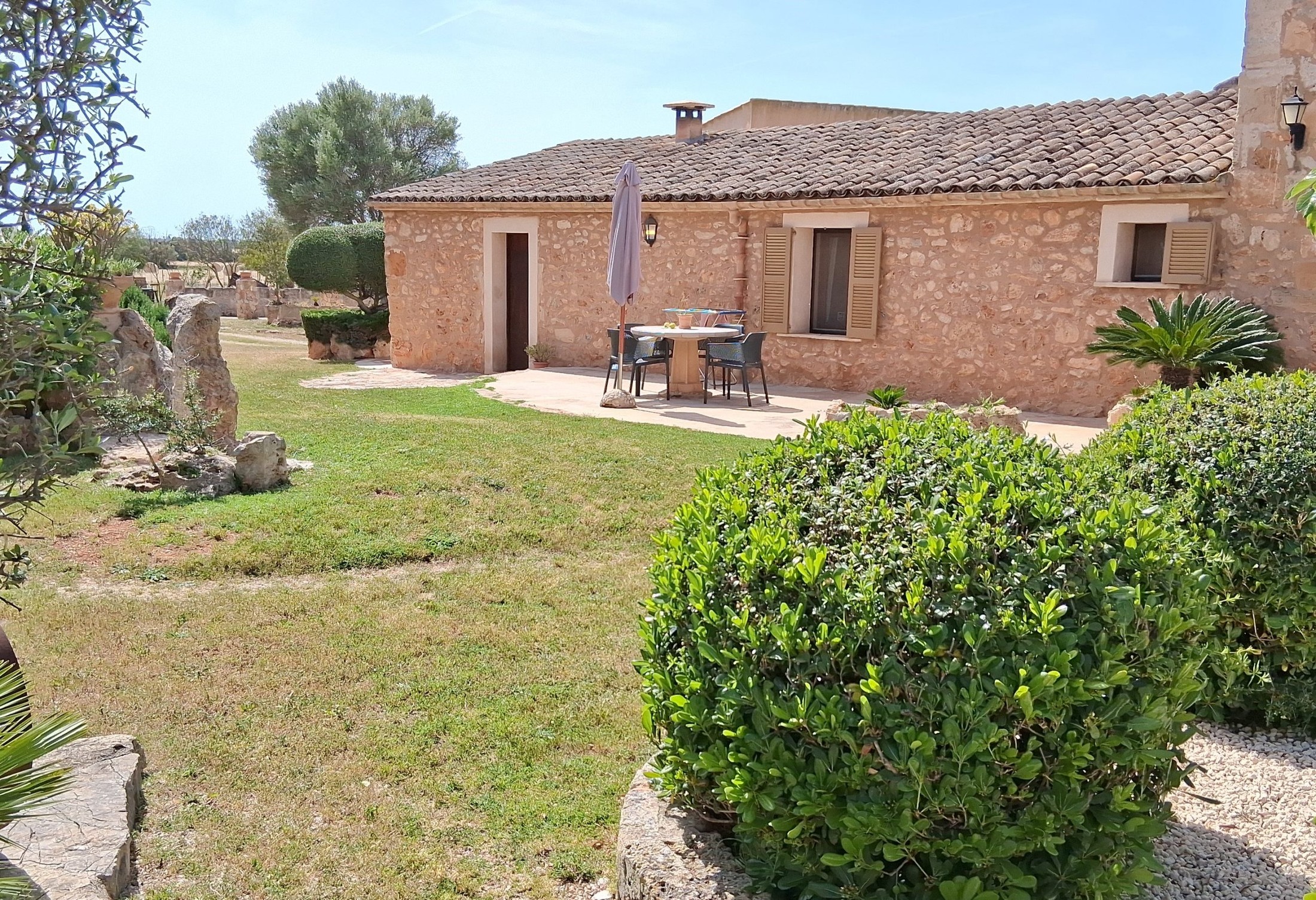 Fachada y terraza de La Païssa
