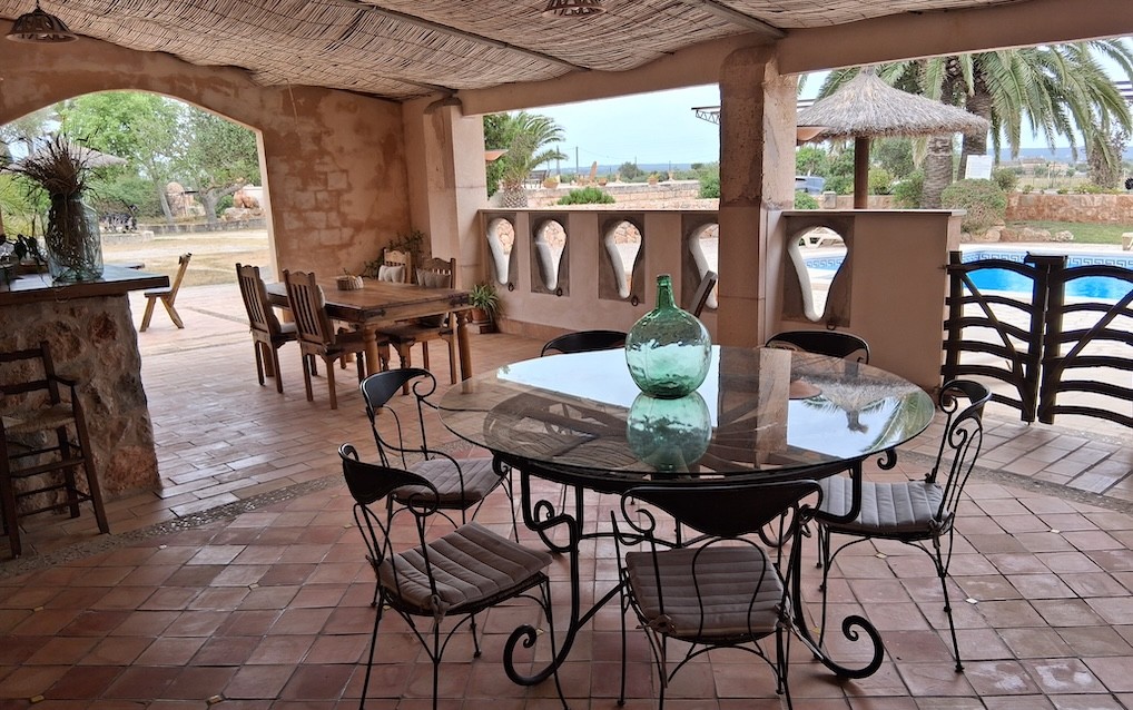 Terraza y piscina compartidas de Son Lladó