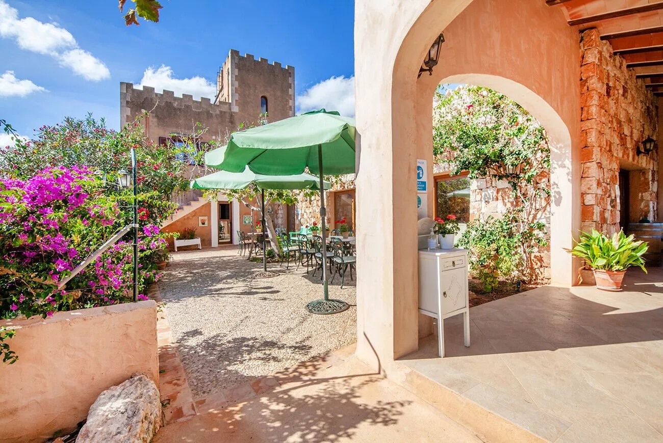 Patio y fachada de Son Marimón