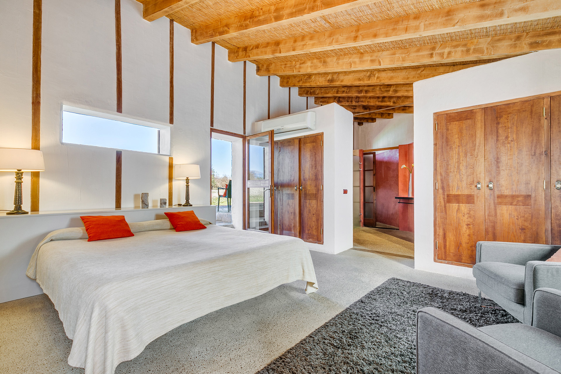 Dormitorio con vigas de madera