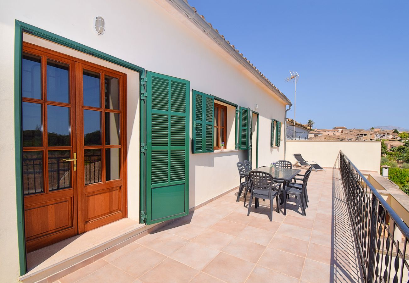 Terraza con vistas al pueblo de Llubí