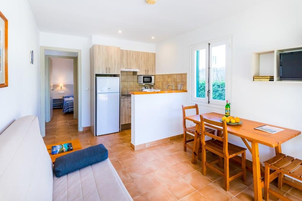 Salón de apartamento con cocina de Arenal Playa